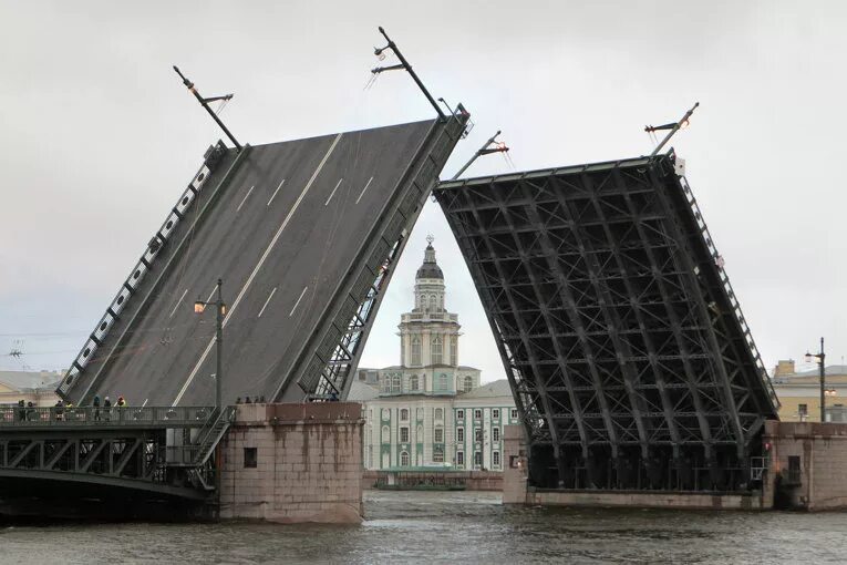 Небо в питере ночью. Почтамтский мост набережная реки мойки. Луна над питером. Инженерный мост в санкт-петербурге. Висячие дворы петербурга.