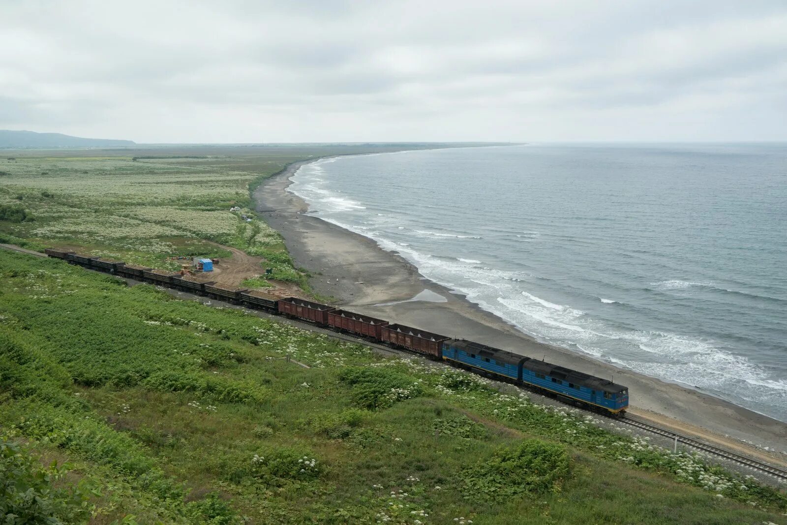 Южно-Сахалинская железная дорога. Железная дорога Холмск Южно-Сахалинск. ЖД дорога Южно Сахалинск Холмск. Грузовой поезд Сахалин.