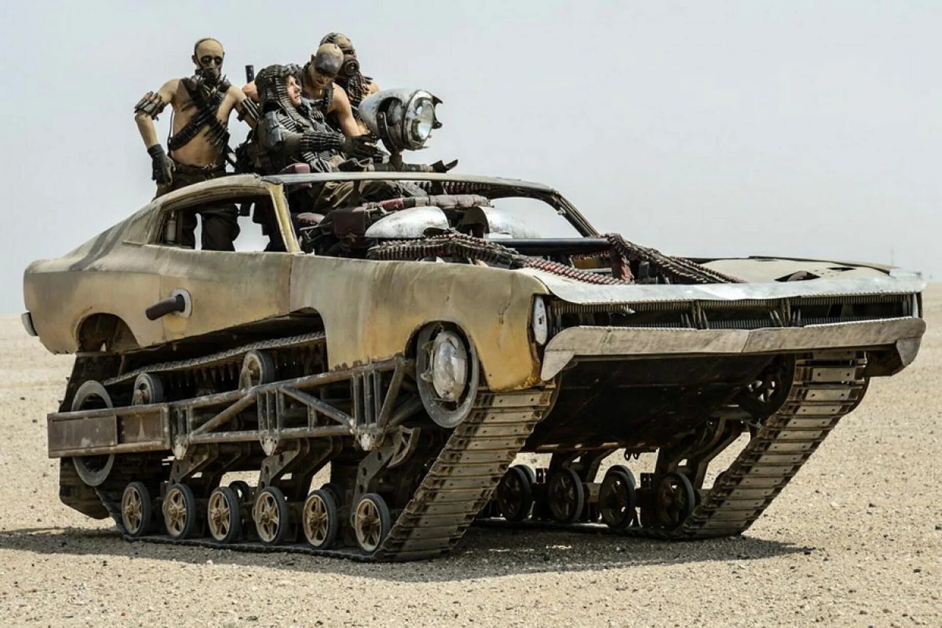 Включи машина танк. Mad Max Fury Road cars. Ripsaw Mad Max. Миротворец Мэд Макс. Mad Max Fury Road автомобили.