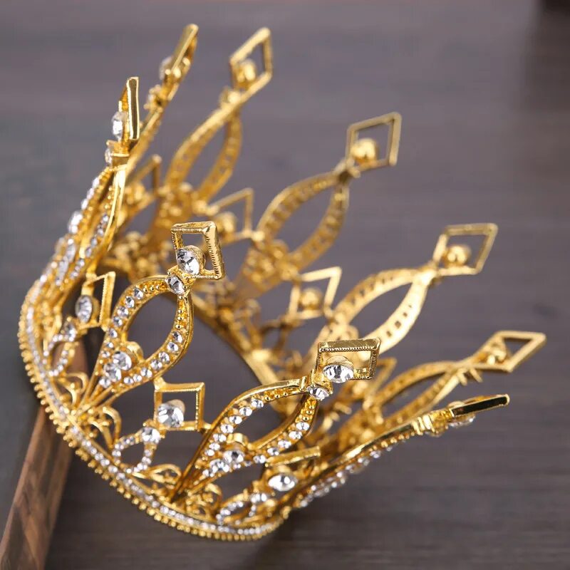 Золотая корона купить. Корона Золотая. Украшения королевы. Золотая корона украшение. Корона ювелирные изделия.