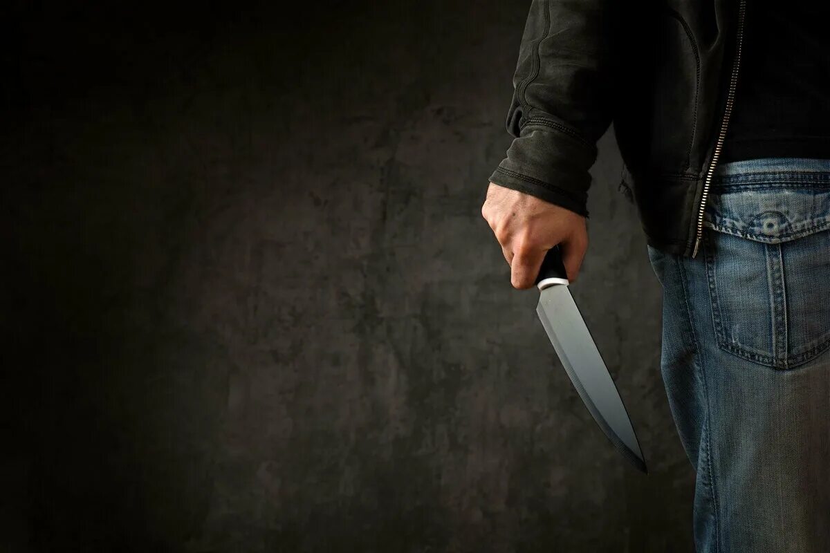 Мужчинская рука с ножом. Ножевое фото