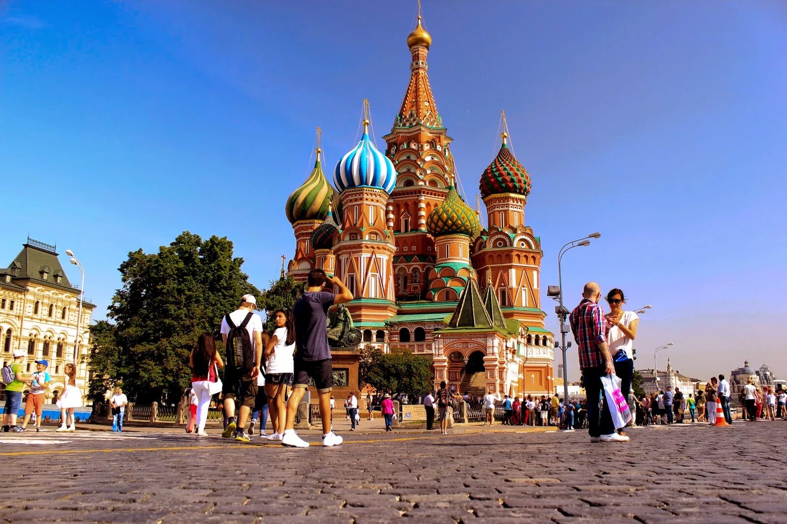 Каникулы в городе москва. Московские каникулы. Туризм экскурсия показ Василия Блаженного. Московские каникулы экскурсия. Фото девушки на фоне собора Василия Блаженного.