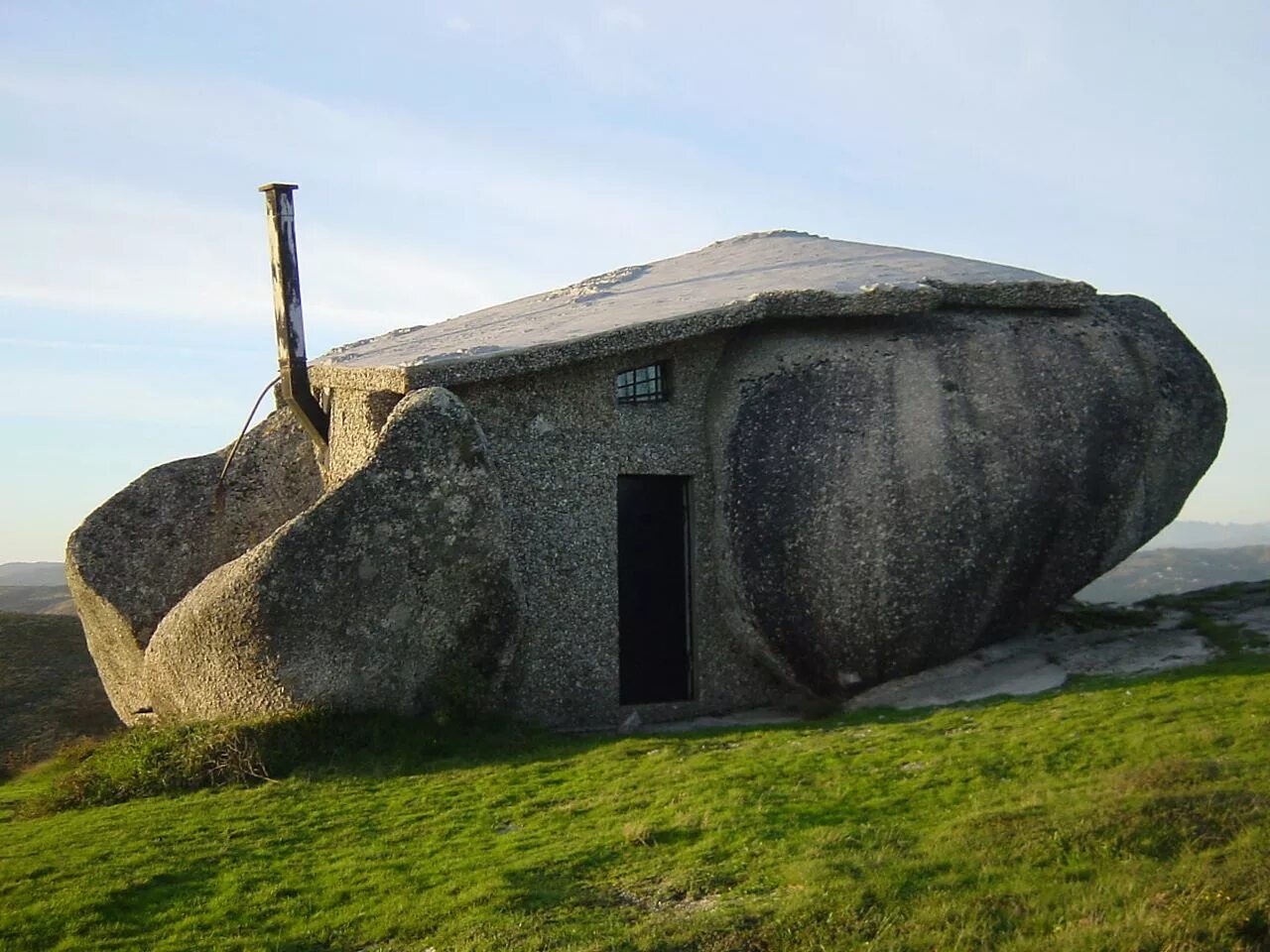 Каменный дом/casa do Penedo (Португалия). Дом в Камне, Фафе, Португалия.. Дом в Камне. Гюэмараес, Португалия.. Каменный дом (Stone House / casa do Penedo; Гимараеш, Португалия).