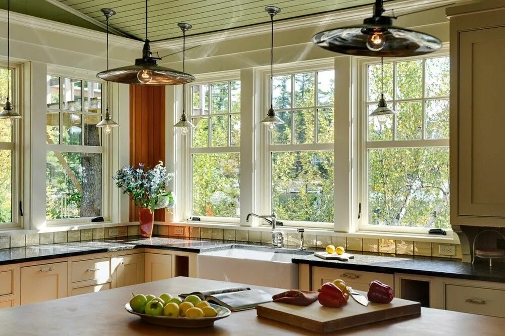 Окна на три стороны. Кухня с окном. Большое окно на кухне. Кухня на веранде. Кухня на даче с большим окном.