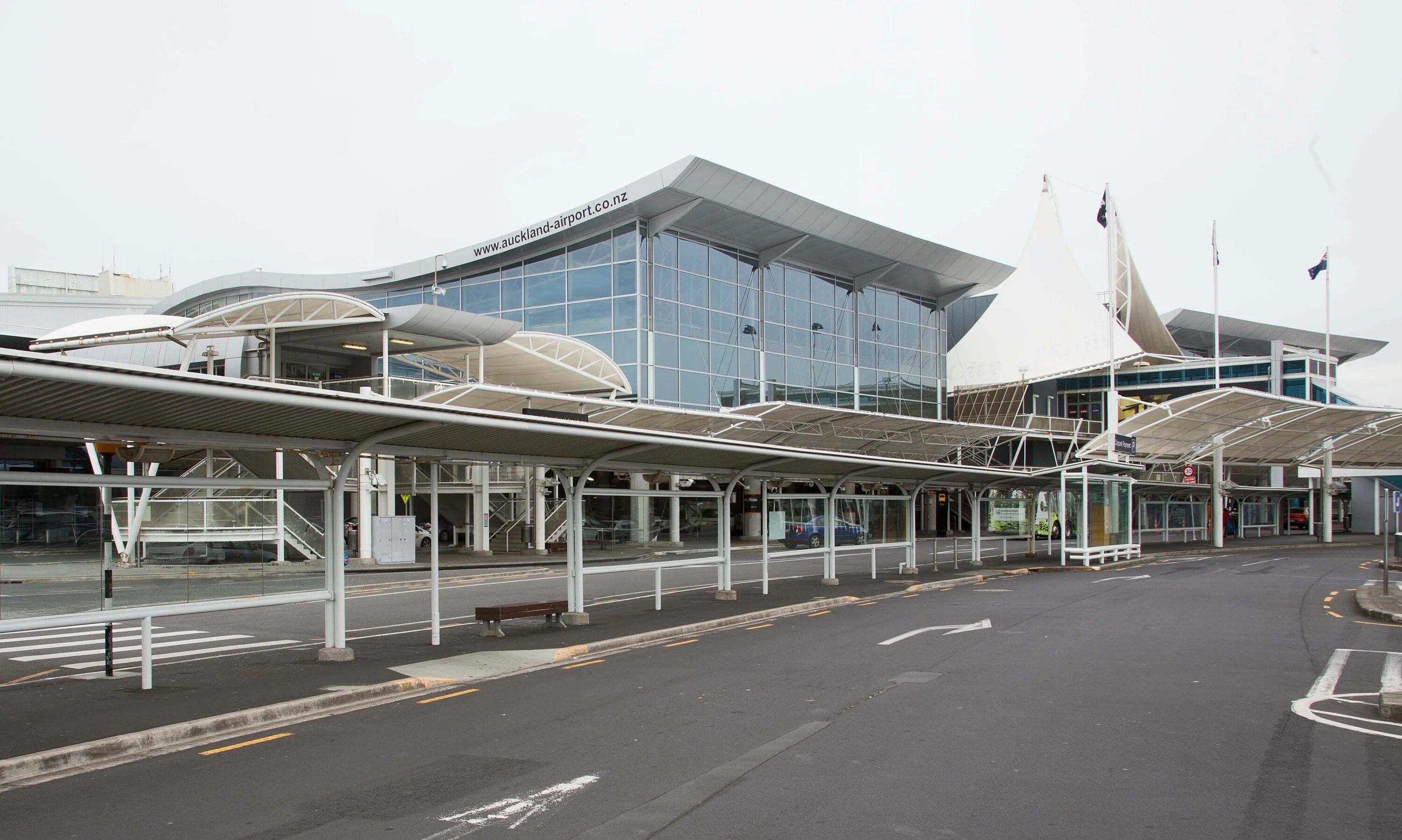 Аэропорт 30 минут. Международный аэропорт Веллингтон, новая Зеландия. Гамильтон новая Зеландия аэропорт. Аэропорт Окленд новая Зеландия. Аэропорт 2015.