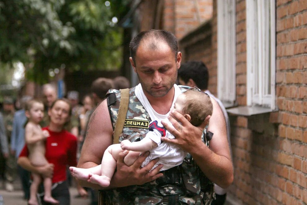 Террористы в школе 2004. Эльбрус Гогичаев 2004 Беслан.