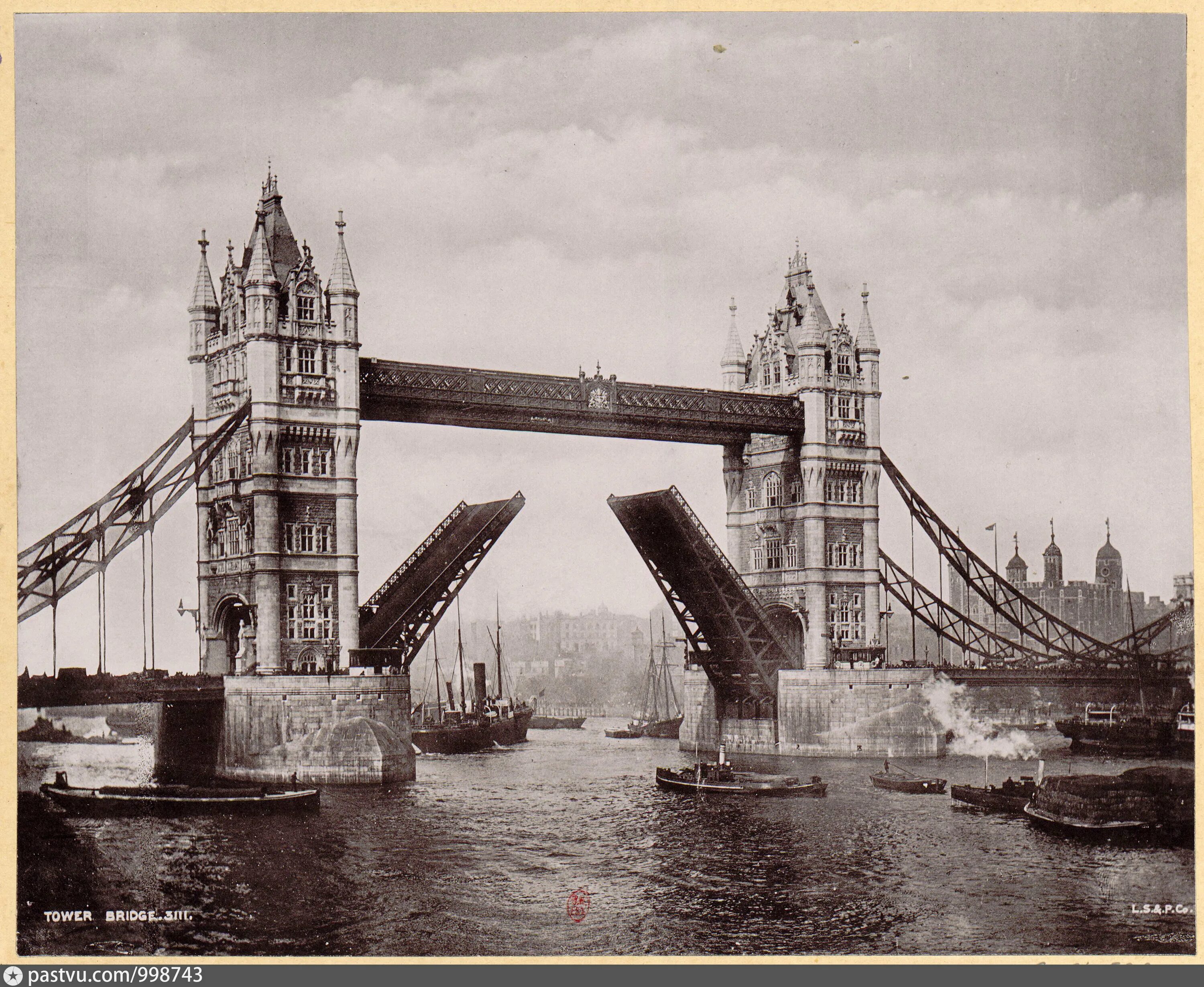 Тауэрский мост 1894. Лондонский тауэр старые. Застройка лондона. История тауэрского моста в лондоне. Тауэрский мост 19 век.