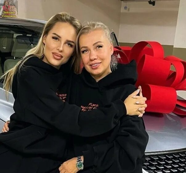 Подарок для ханны. Певица ханна и ее мама. ханна подарок машина. ханна певица ее родители.