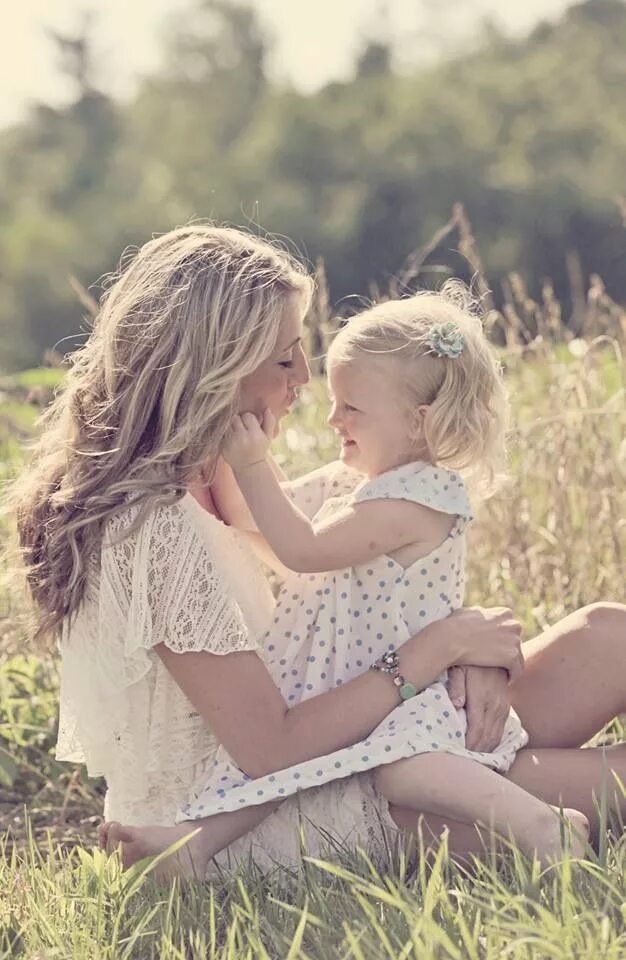 Mother and daughter family. Мама и дочка. Красивая мама. Красивая мама с дочкой. Дочки-матери.