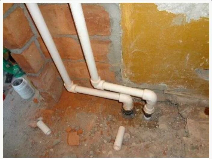 Перенос труб водоснабжения. Водопровод в ванную комнату. Перенос труб в ванной. Трубы отопления в стене. Центральные стояки