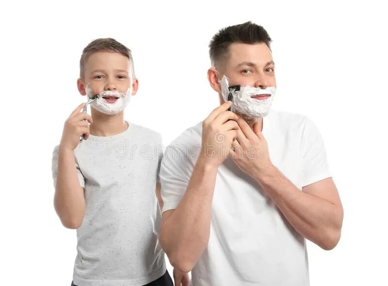 Отец и сын бритье. Папа побрился. Папа бреет сына. Картинки сын подражает отцу.
