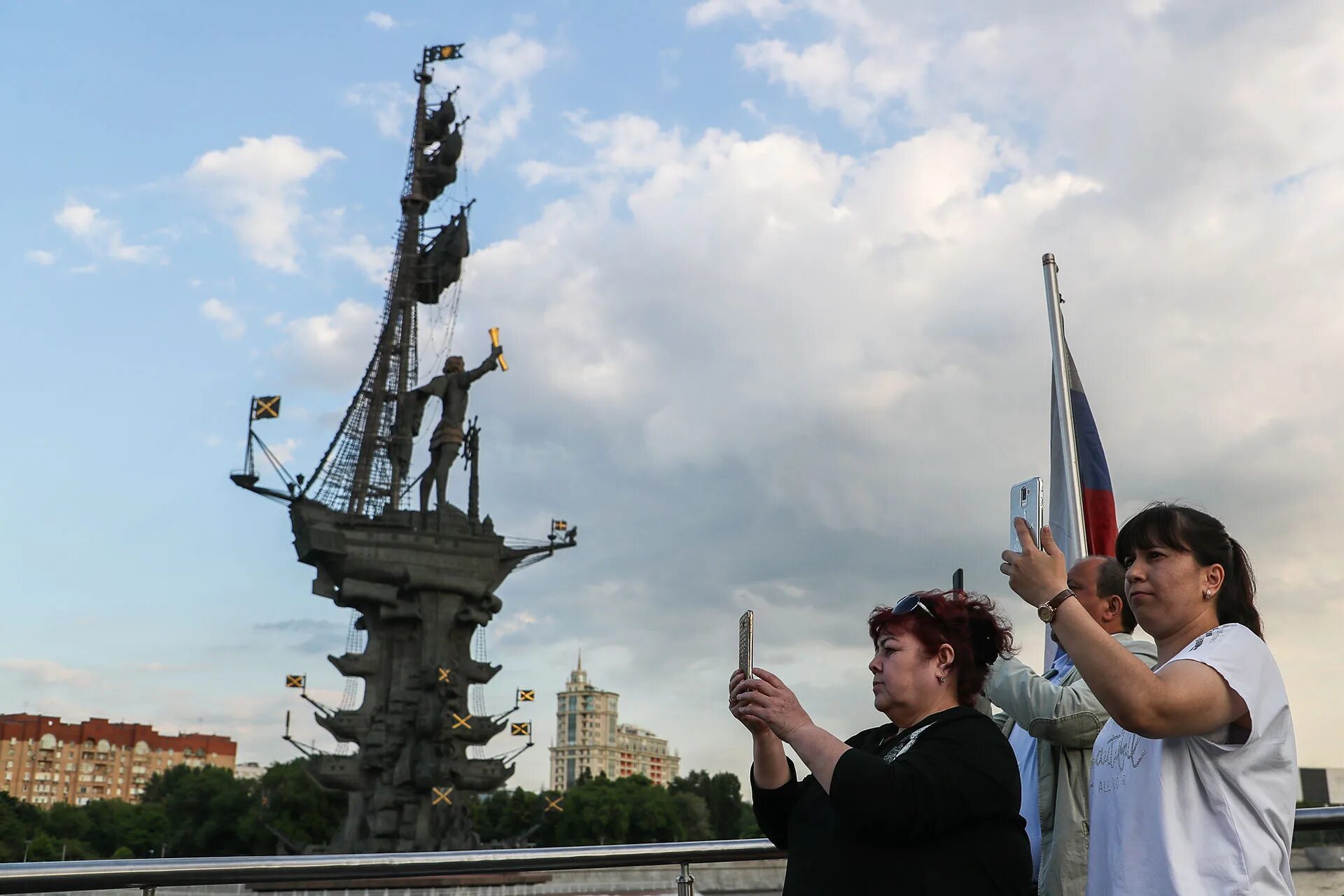 Памятник в столице. Скандальный памятник в москве. открытие памятника петру первому в москве. скандальный памятник петру. памятник церетели в нью-йорке 9/11.