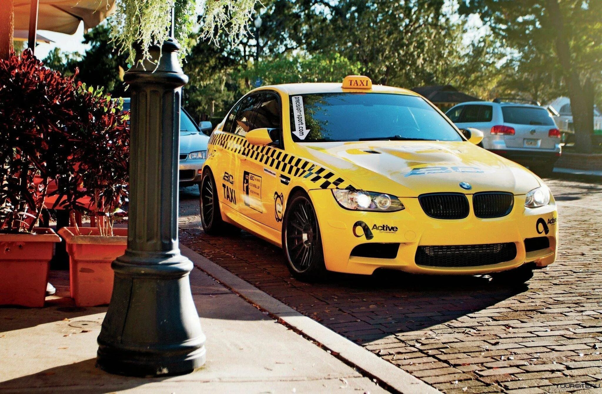 Фото такси машин. Такси Ламборджини. Машина "такси". Красивые машины такси. Машина такси БМВ.