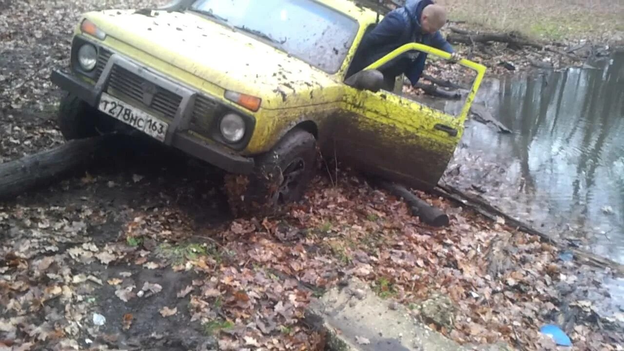Рука застряла в мясорубке. Трактора в грязи. Толкание машины из грязи. Машина в болоте. Внедорожник застрял.