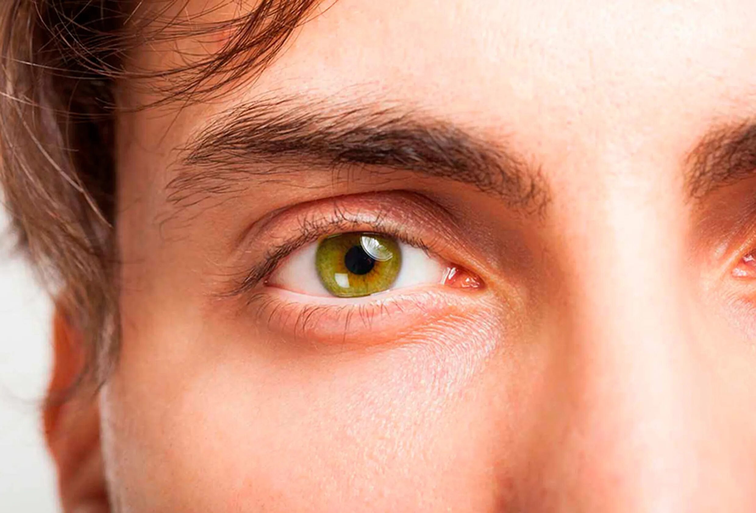 Глаза мужские. Глаз человека. Зелено карие глаза мужские. Зеленые глаза мужские. Левый глаз темнее правого