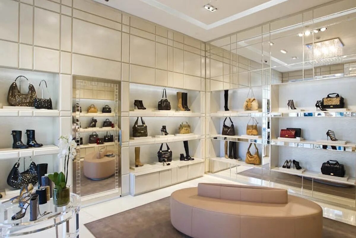 Сумки stores. Бутик Jimmy Choo в Москве. Интерьер магазина сумок. Витрина магазина сумок. Интерьер магазина обуви.