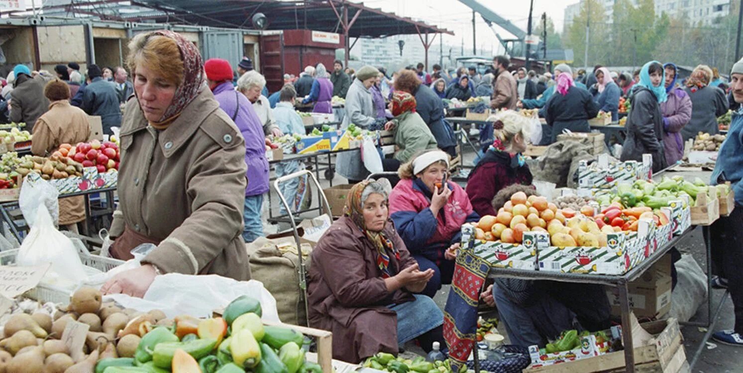 Выхинский рынок 1990. На рынке. Продовольственный рынок. Рынок в России.