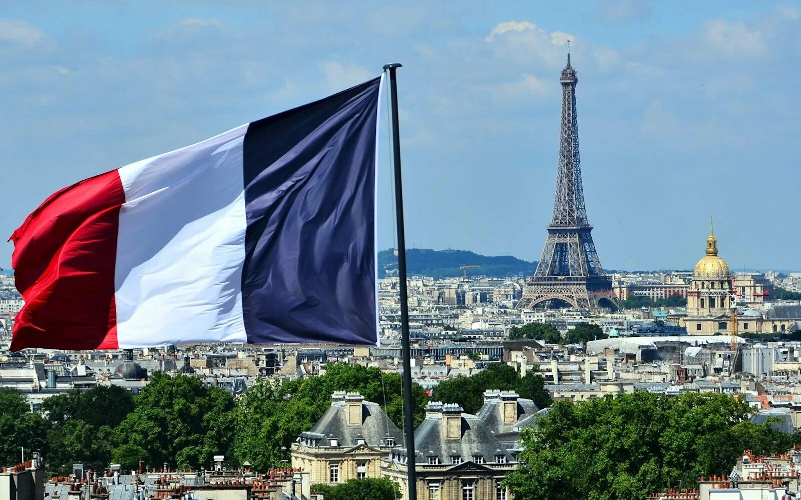 Франция изменилась. Переезд во Францию. Париж сегодня. France Flag Panorama. Сервера во Франции.