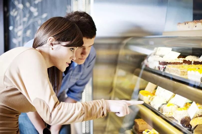 клиенты кондитерских изделий. клиенты кондитерских изделий. семья в кондитерской. покупатели в кондитерской. открытие кондитерской.