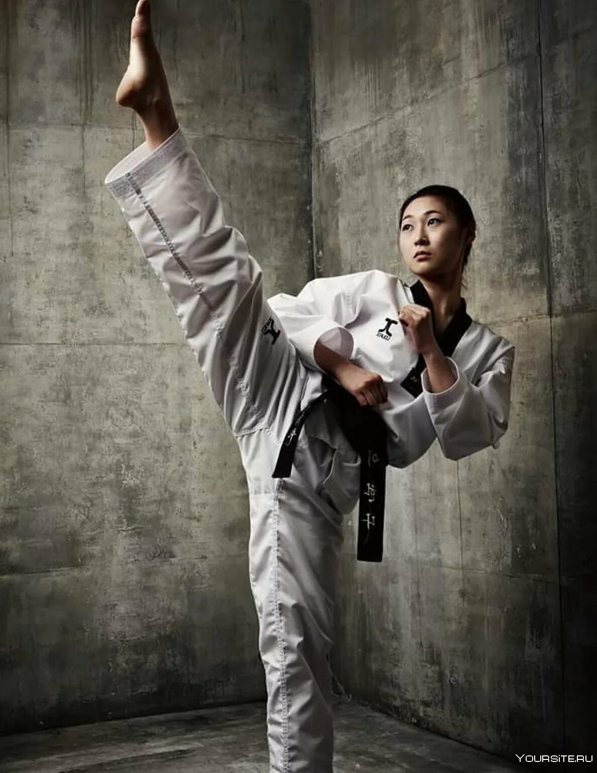 йоко гери удар ногой. боевые искусства удары ногами. удары ногами в рукопашном бою. боевые искусства удары ногами. маваши гери.