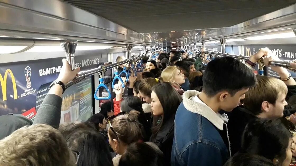 Час пик в метро. Час пик в метро в Москве. Самый час пик в метро в Москве. Пхеньян метро час пик. Км в час в метро