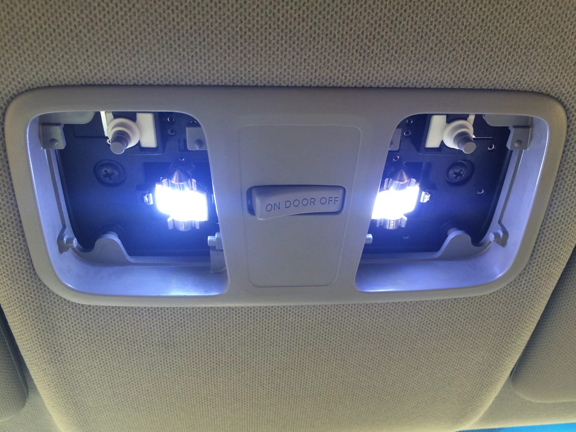 Замена ламп освещения салона - Hyundai Solaris, 1,6 л, 2012 года стайлинг DRIVE2