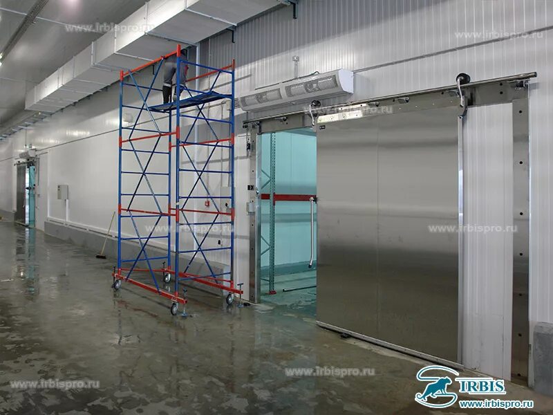Помещение лаборатории. Маятниковые двери пленочные ирбис. Небольшое помещение. Двухуровневый гараж. Небольшое помещение специального назначения.