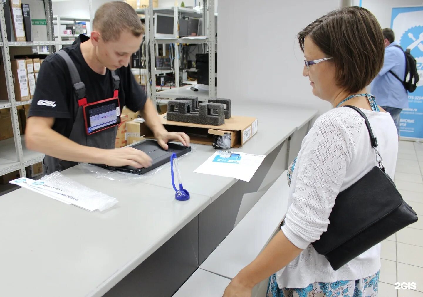 Freelance 2. Обложка для вк сантехника. Ноутбук руки. Оператор приемщик. Вызовите сервис 2.