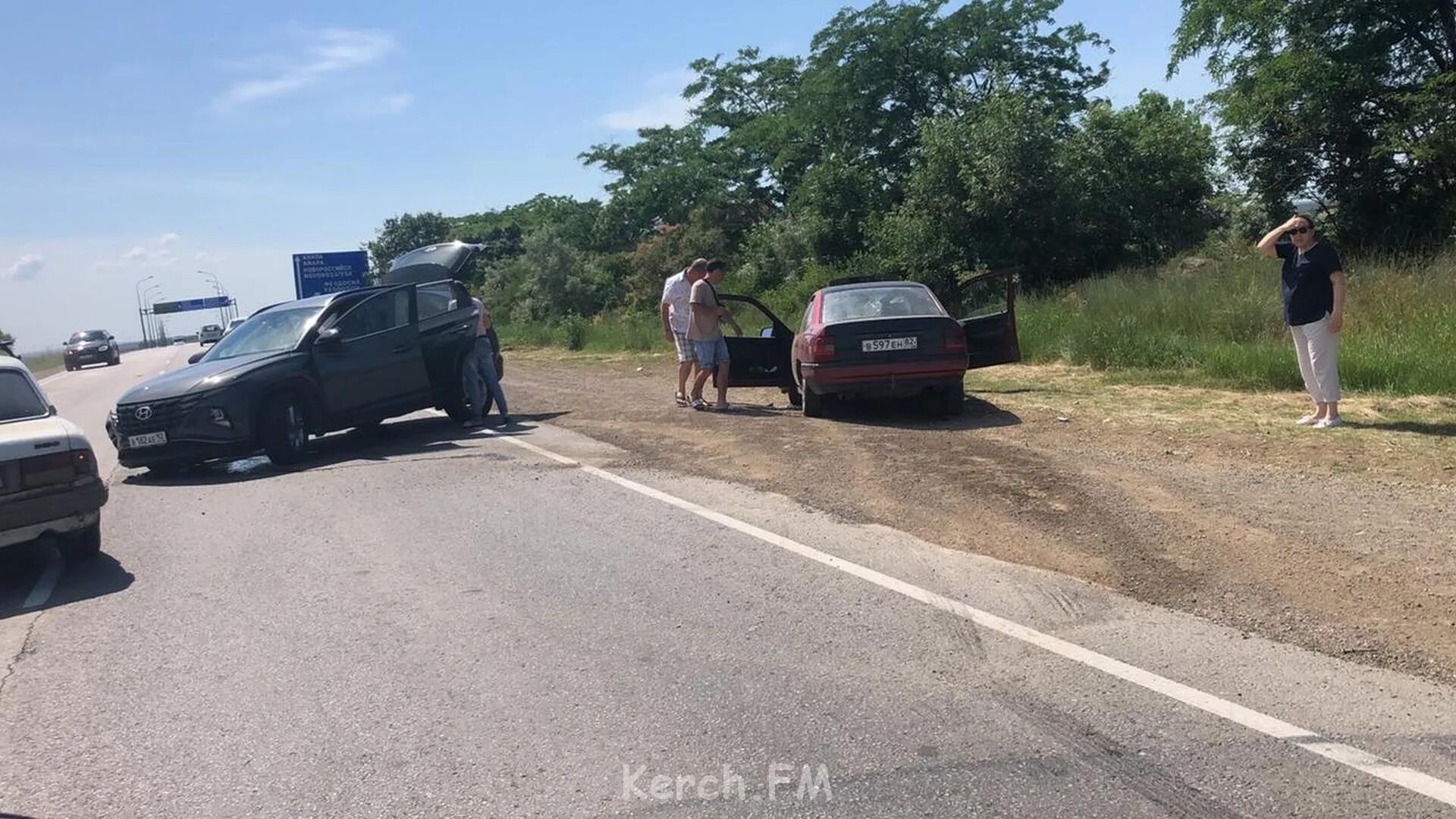 Керчь новости свежие видео. Машина на обочине.