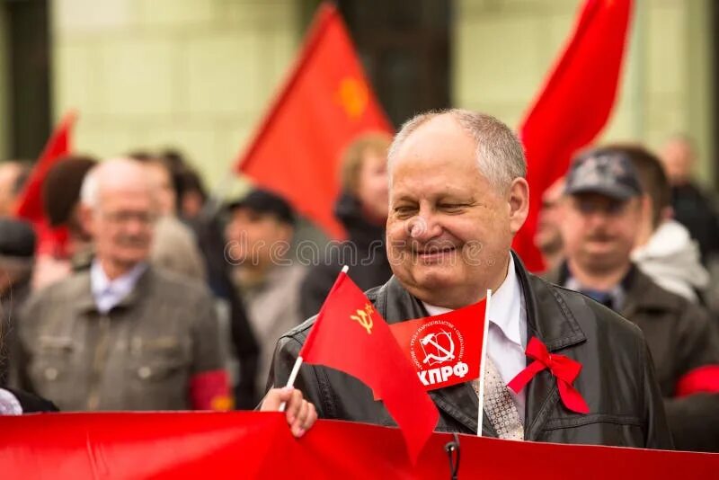 Красный флаг 1 мая. Первомайские торжества в москве в 2024 году. Коммунистическая партия великобритании 1920. Коммунисты 1 мая. Коммунисты великобритании 20 века.