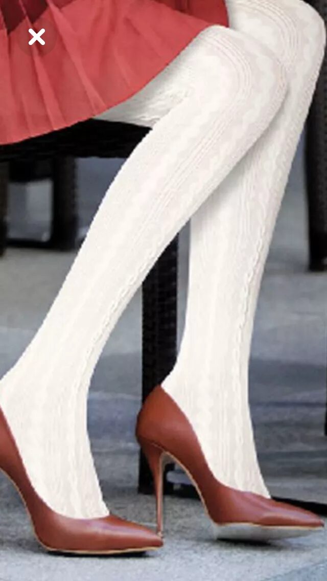 Белые туфли на ногах. Открытые туфли с колготками. Туфли белые колготки. Туфли лодочки на каблуке и колготки. V.