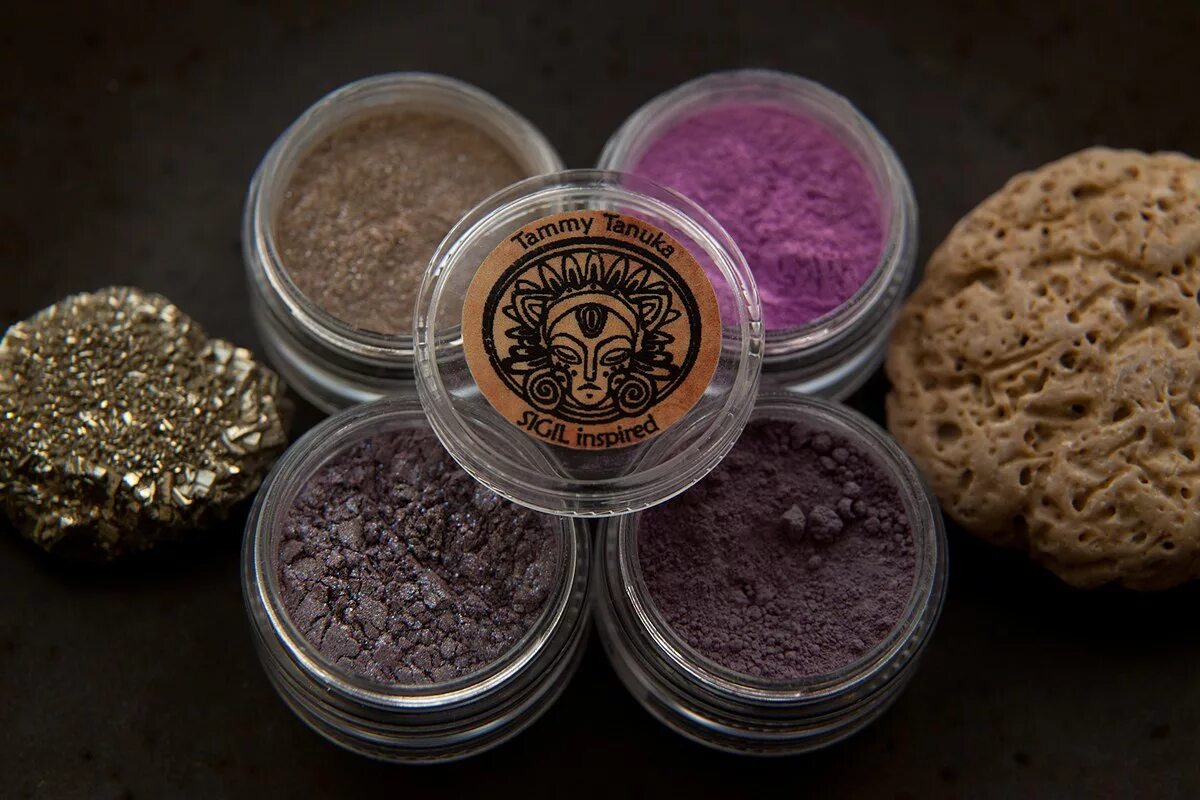 танука пигменты. тамми тануки тени. пигменты тамми. дуохромные тени тамми танука. тамми тануки тени свотчи.