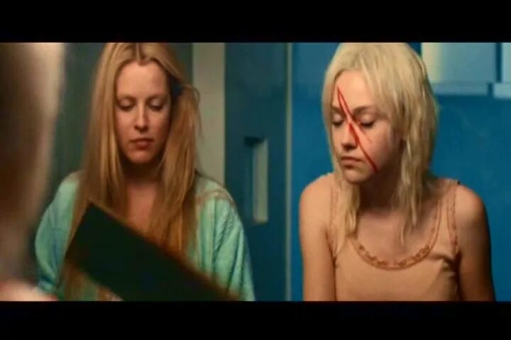 Дакота Фаннинг Позирует Перед Фотографом – Ранэвэйс (2010)