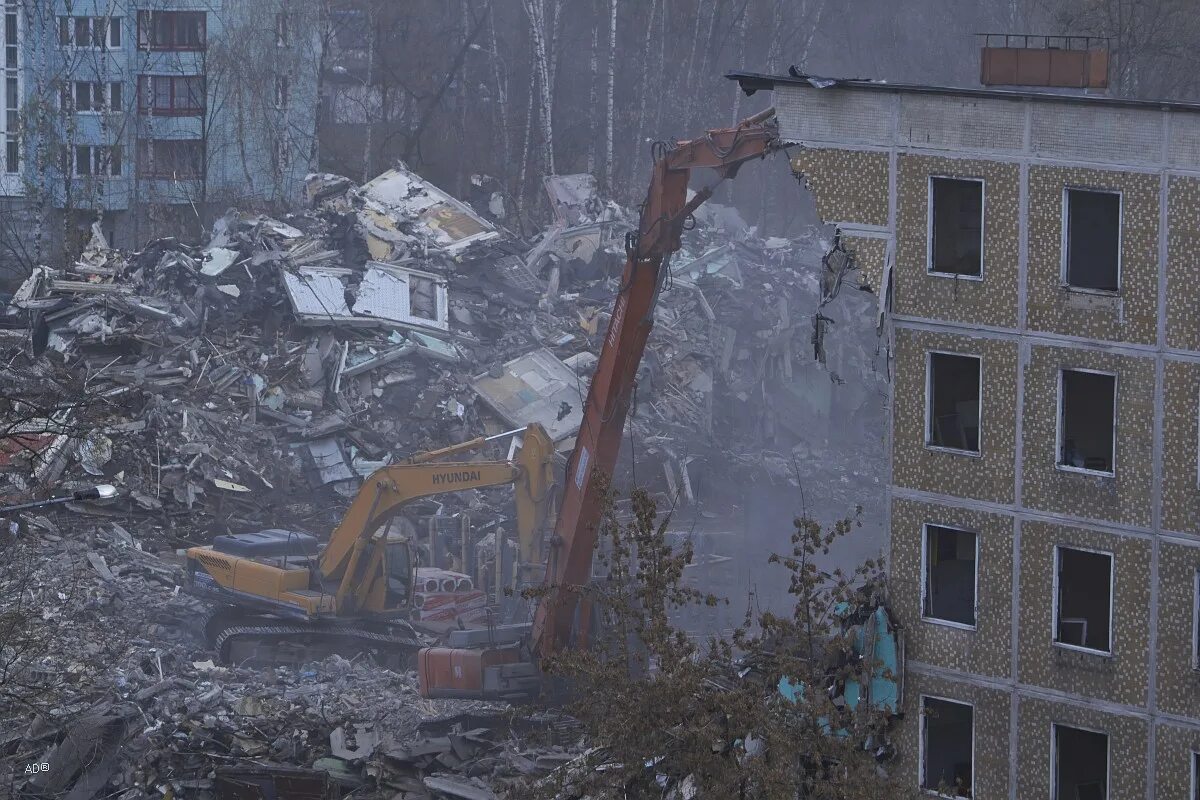 Снос домов в московской области. Кирпичный дом под снос. Снос дома Челябинск. Украина дома под снос. Корейская панелька дом сносят.