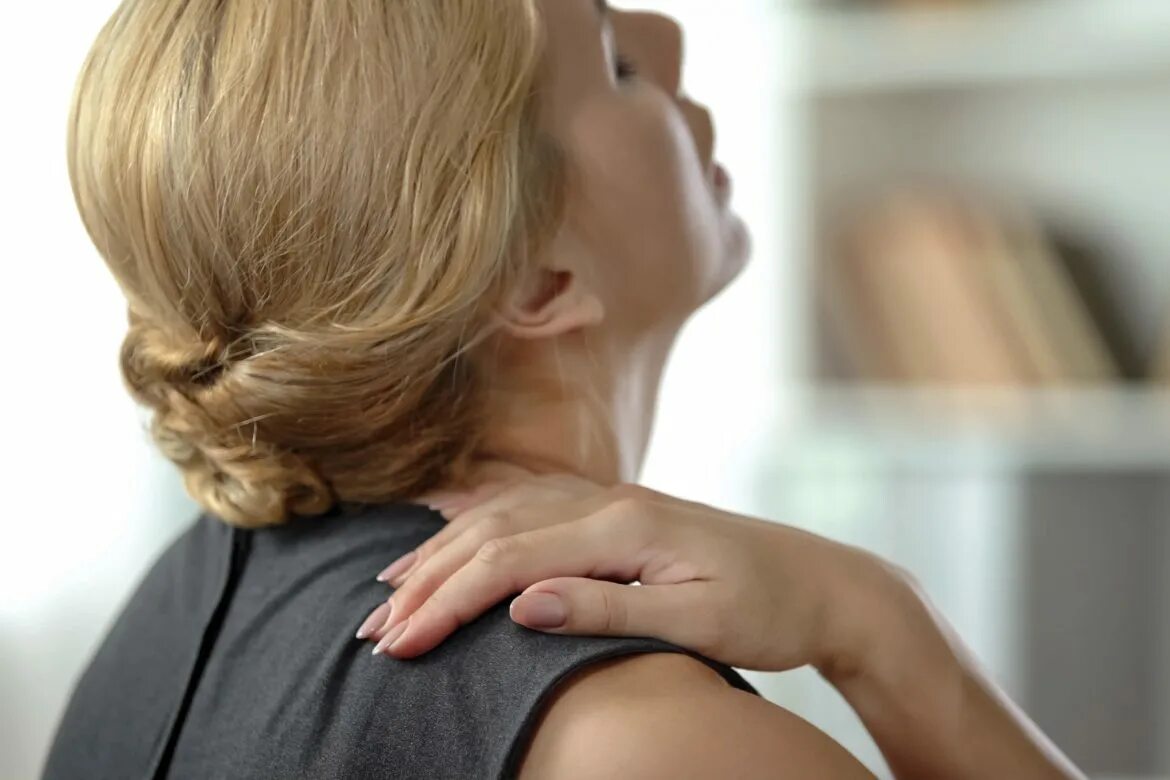 Feeling strong. Pain feeling. Прическа ощущение покоя женская. Женщина за 40 болит плечо. Women feeling weakness background.