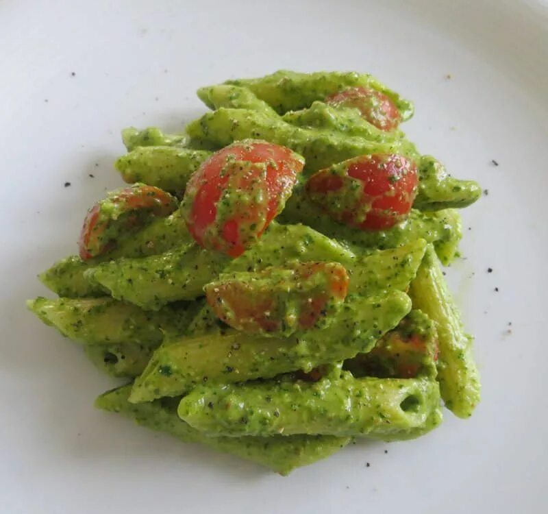 Pesto alla. Соус песто alla Genovese. Трофье с песто. Трофье с песто и страчателлой. Песто с овощами на сковороде.