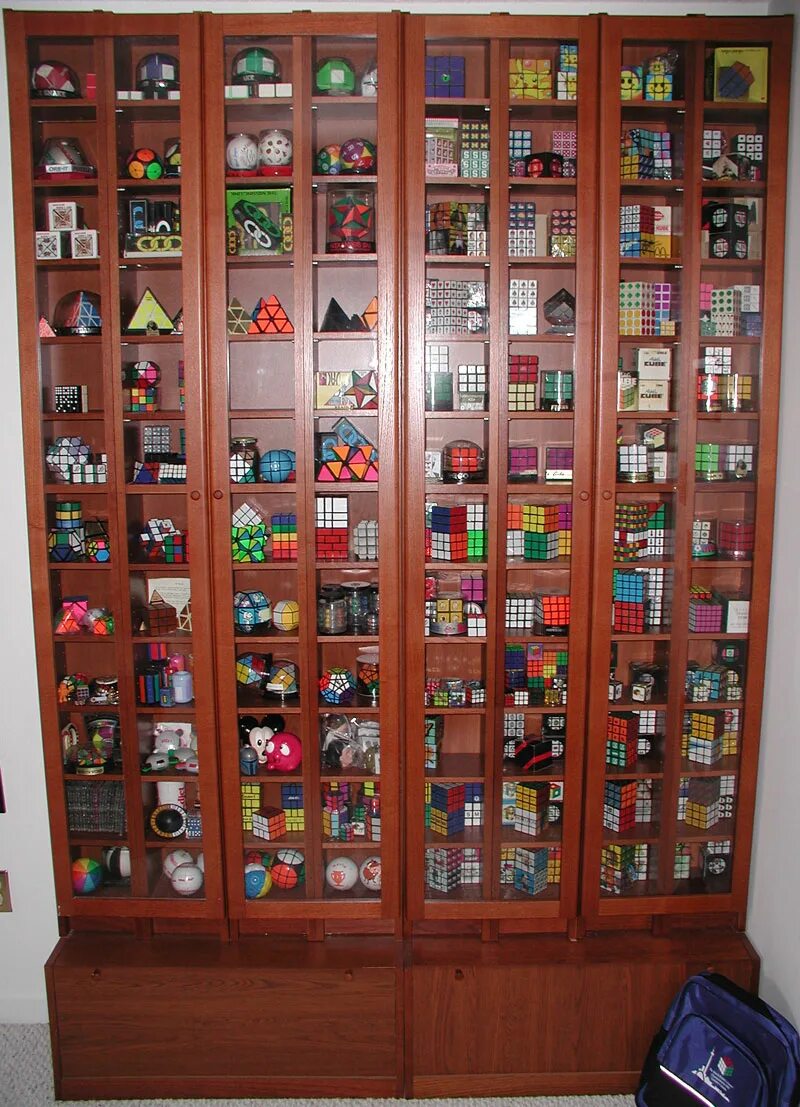 Коллекционирование необычных предметов. Игрушки которые коллекционируют. Необычные увлечения. Стеллаж для коллекции. Необычные коллекции предметов.