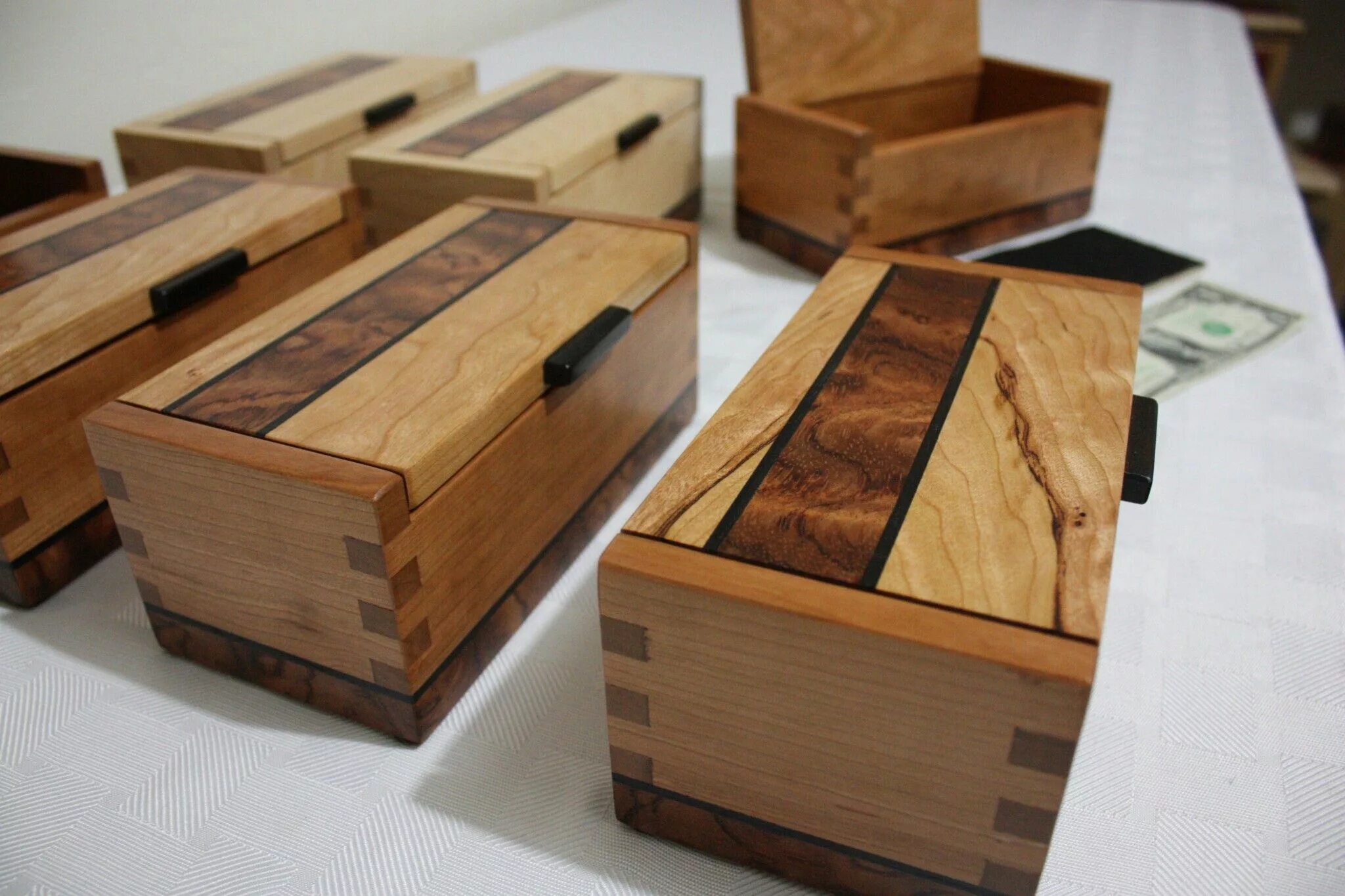 Изделия из древесины. Маленькие деревянные изделия. Современные изделия из дерева. Деревянные столярные изделия.