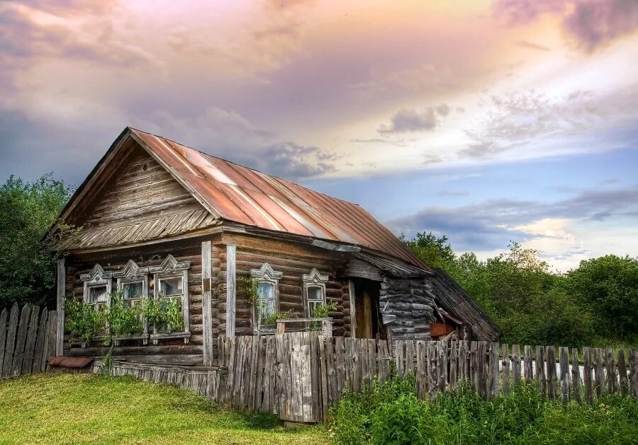 дом изба в деревне старое сихино. какой сельский. деревня вепсов. красивые пейзажи деревни. сельская местность.