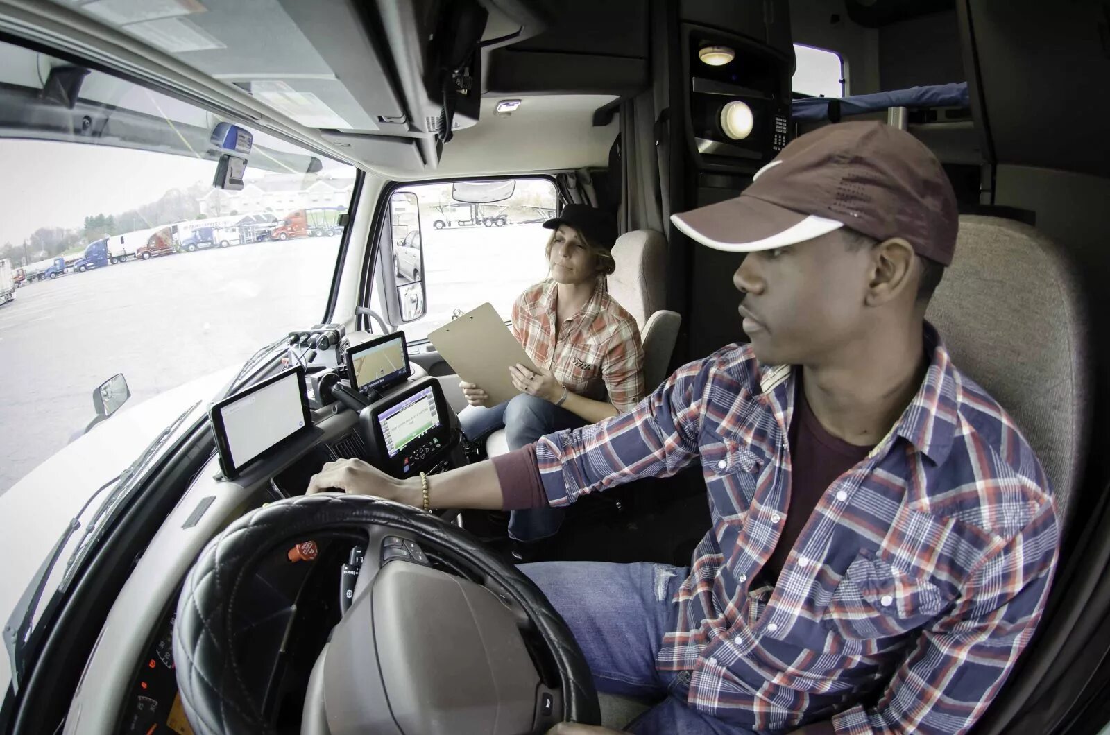 Small driver. Негр дальнобойщик. truck driver. негр на фуре. африканские грузовики.