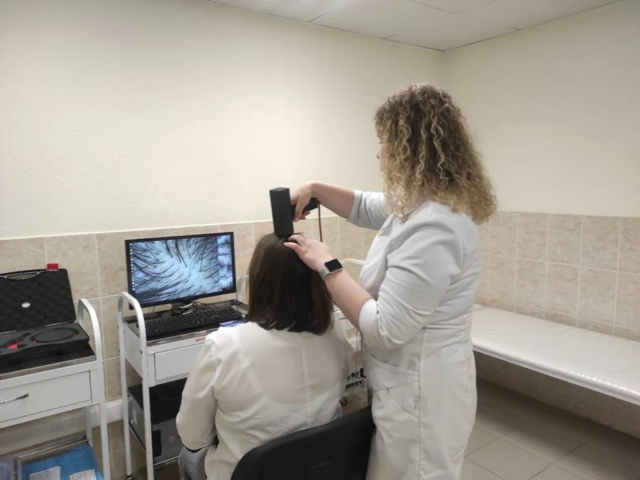 Трихоскопия волос. Врач трихолог. Врач трихолог. Оборудование трихолога. Консультация врача трихолога.