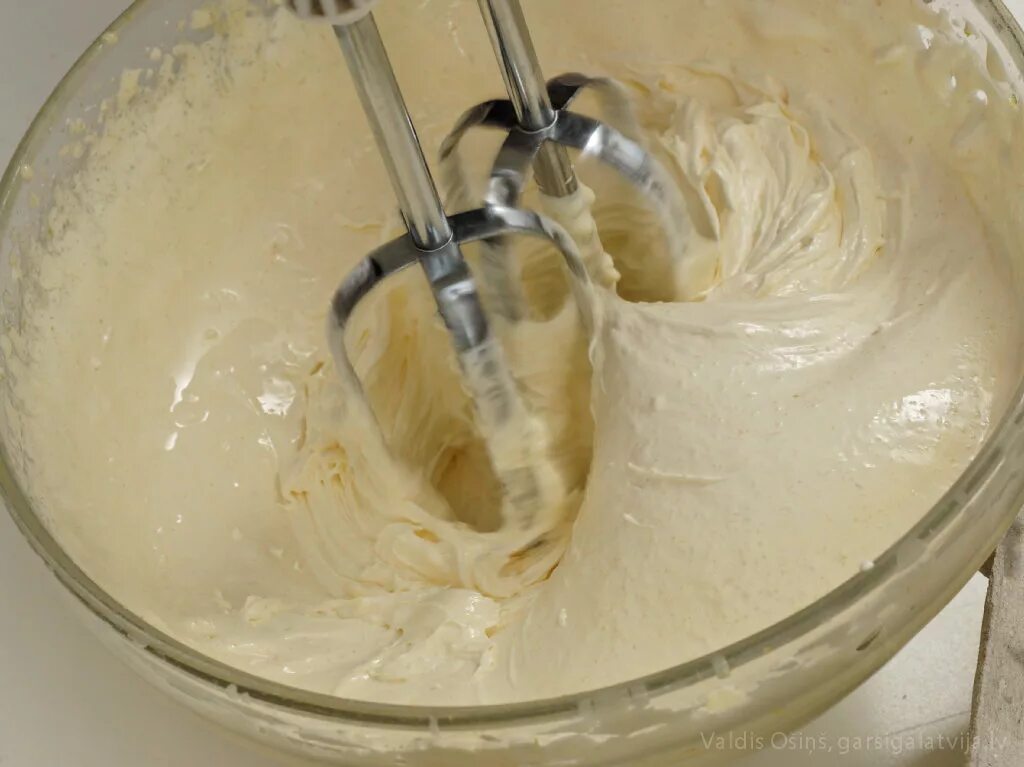 взбитые желтки с сахаром. взбитые белки и желтки. крем с желтками и маскарпоне. взбитые яйца с сахаром. белки взбитые в пену.