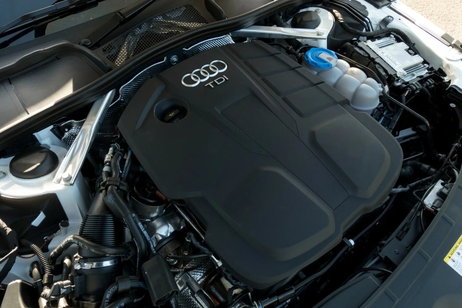 B9 a6. A4 b9 2.0 TDI. Audi 2.0 a4 b9 мотор. Audi a4 b9 двигатель. Audi a4 TDI.