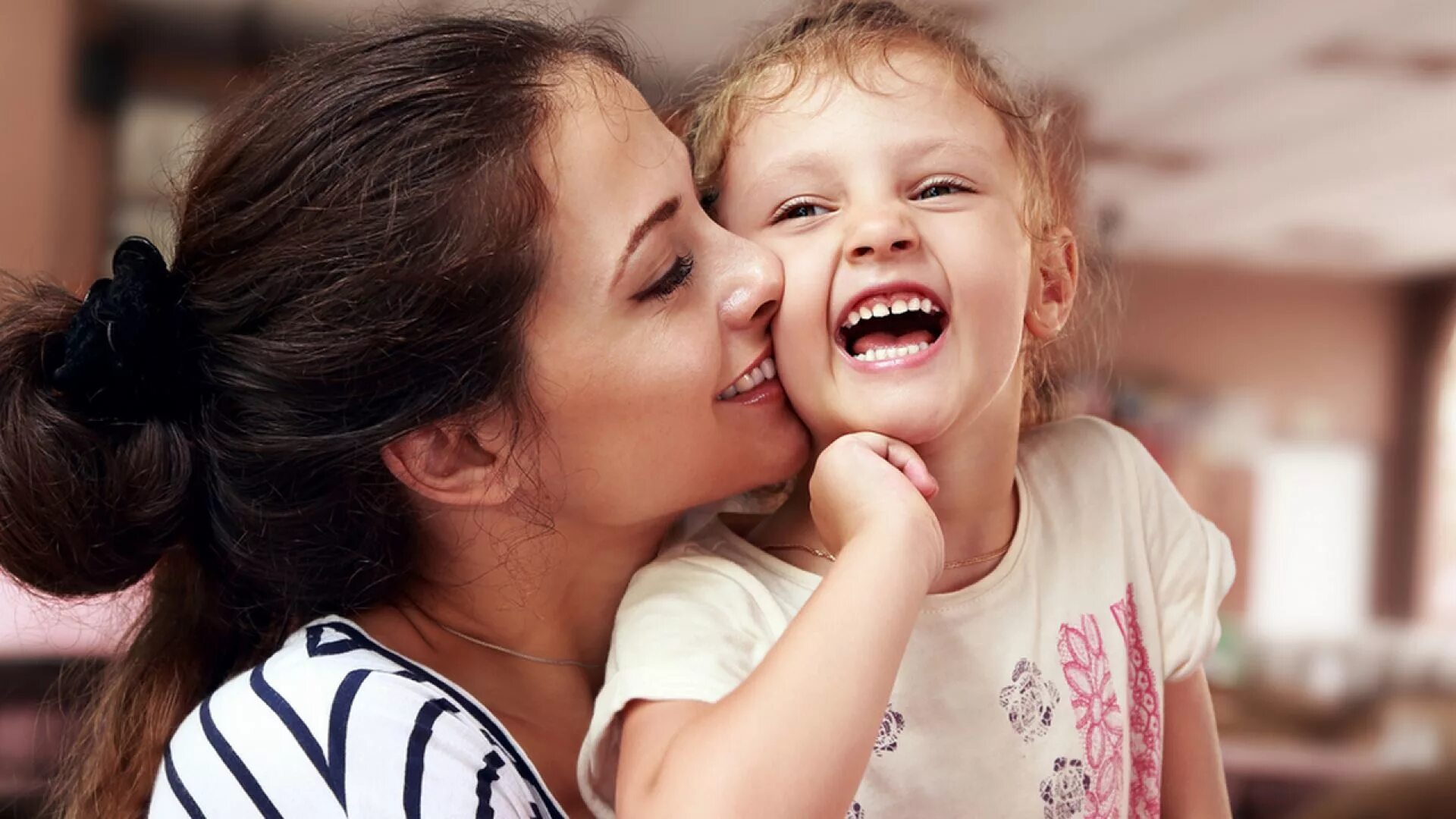 Happy daughter. Ребенок крепко целует маму. Голос матери. Картинка мама целует ребенка. Мама наслаждение.