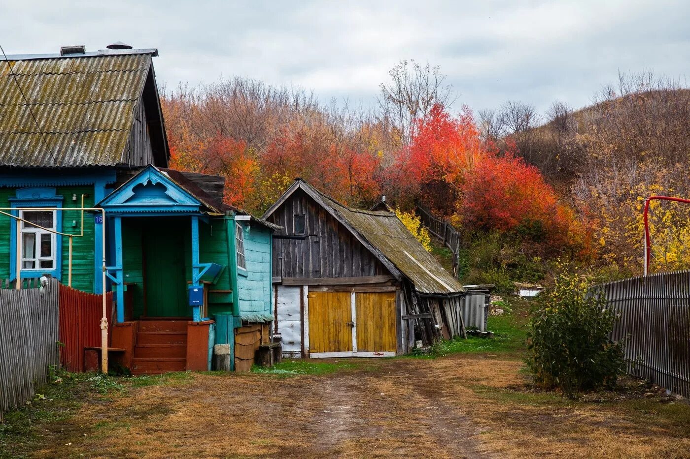 В 2 соседних деревнях. Осень в деревне. Деревня осенью. Красивая деревня. Русская деревня.