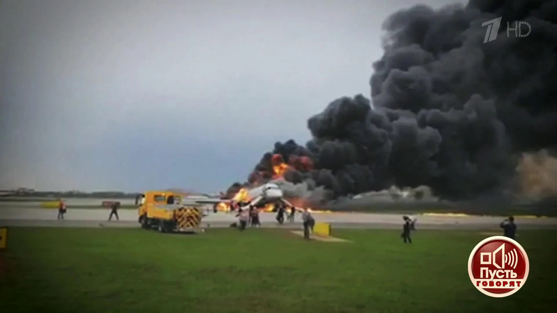 Катастрофа суперджет 100 в шереметьево. Пожар в самолете. Пожар самолета в шереметьево 2019. Катастрофа суперджет 100 в шереметьево. Катастрофа ssj 100 в шереметьеве.
