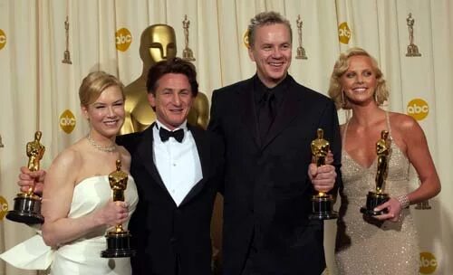 Премия оскар 2004. Премия оскар 2004. Шон пенн оскар 2004. Рене зеллвегер оскар. Шон пенн оскар.