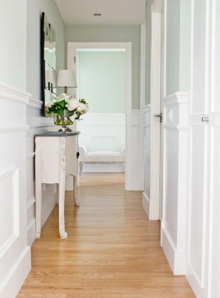 Ламинат в узком коридоре. Длинная стена в коридоре. Линолеум в коридор. Коридор между спальнями. Обои в длинный коридор.