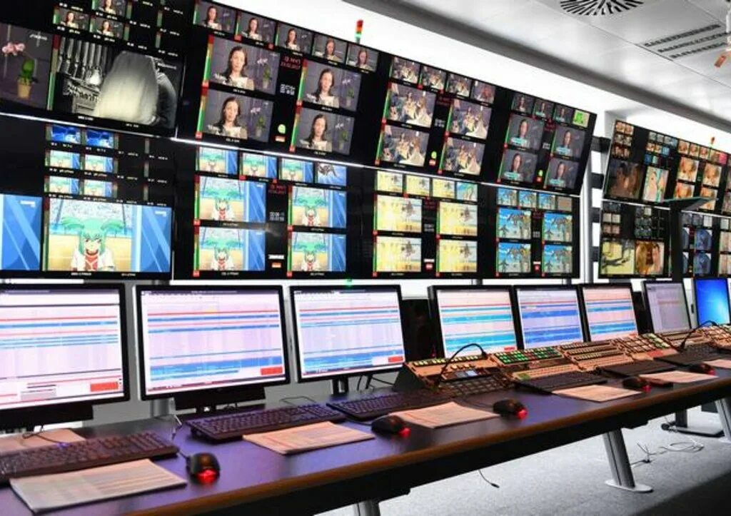 Трансляция каналов барнаул. Витрина с телевизорами. оператор эфира. трансляция каналов. стейшн оператора связи.