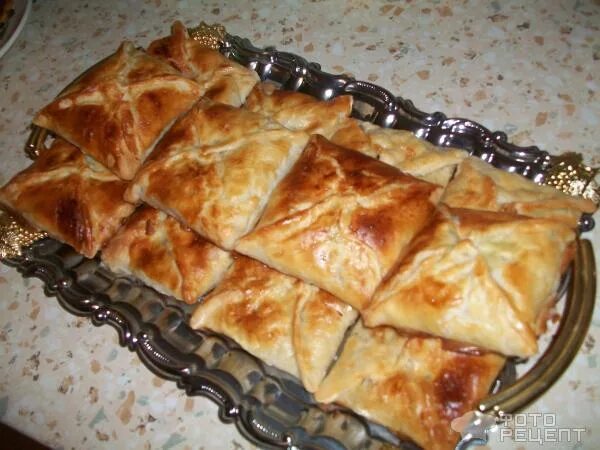 слоёное тесто с мясом в духовке. пирог из слоеного дрожжевого теста с фаршем. слойки с мясом. слойки с фаршем. конвертики с мясом и грибами.